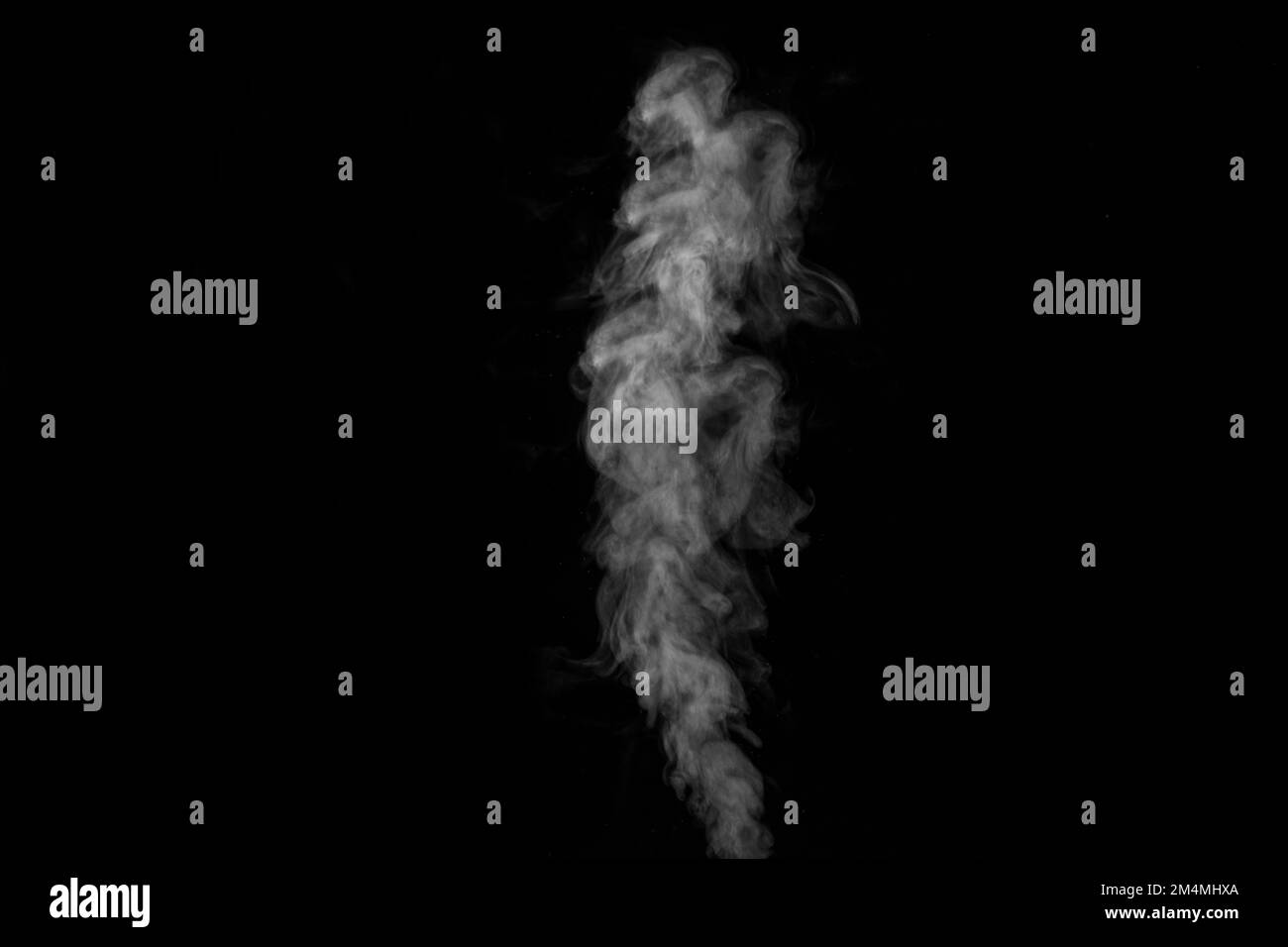 La vapeur de fumée blanche qui s'élève est isolée sur un arrière-plan noir pour se superposer sur vos photos. Fond fumé. Elément de conception Banque D'Images