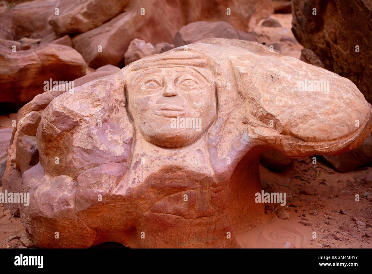 Portrait du visage sculpté dans le rocher rouge, désert de Wadi Rum, Jordanie Banque D'Images
