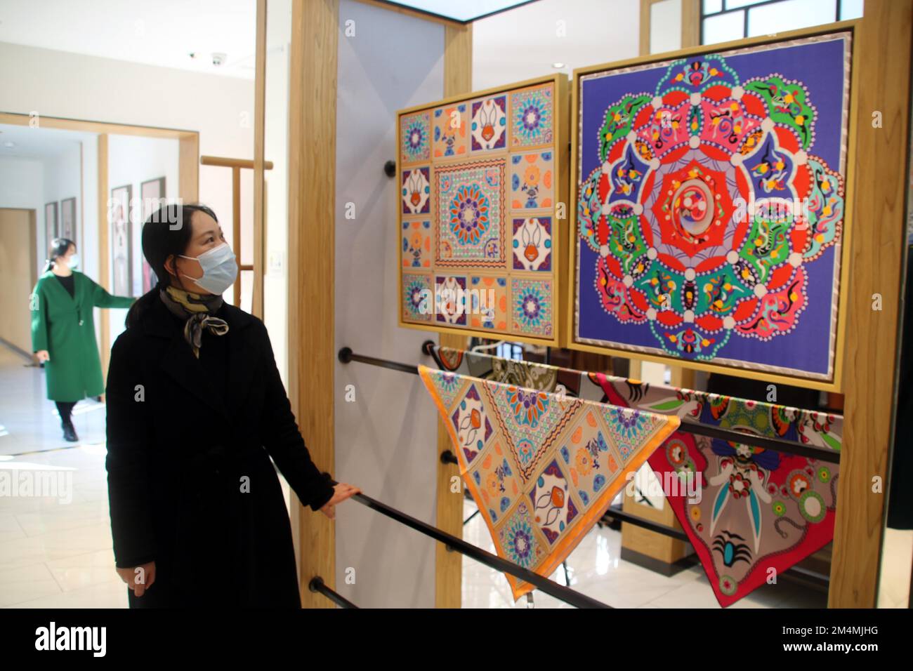 Le public visitait l'exposition chinoise de l'écharpe en soie de lapin  Zodiac, qui s'est tenue au YTang Creative Design Experience Centre à Suzhou  City, dans la province de Jiangsu, en Chine orientale,