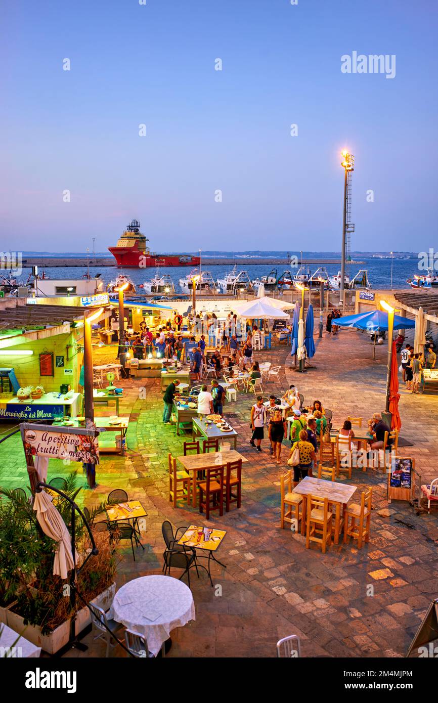 Salento. Pouilles Italie. Gallipoli. Restaurants de poissons au port Banque D'Images