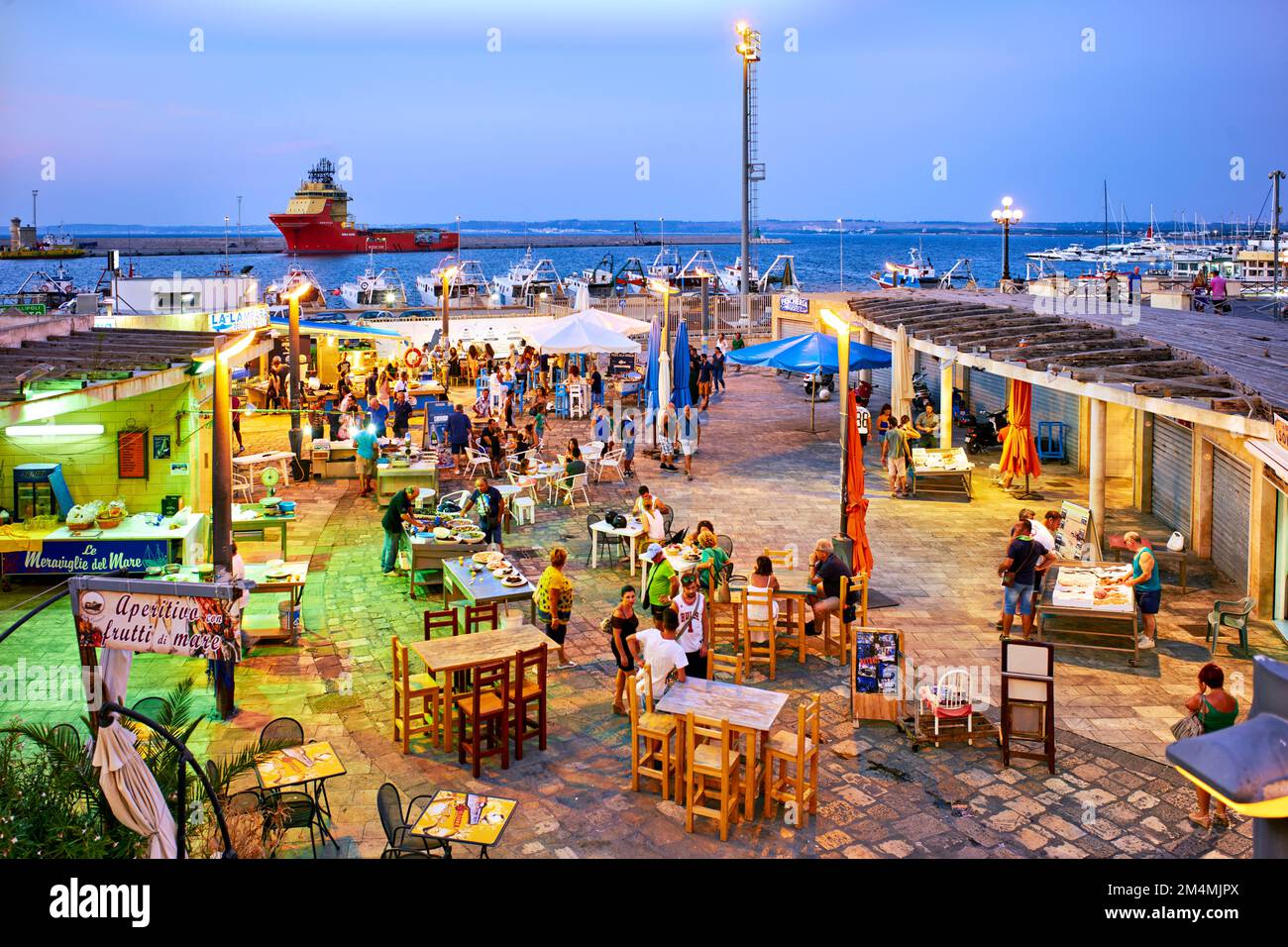 Salento. Pouilles Italie. Gallipoli. Restaurants de poissons au port Banque D'Images
