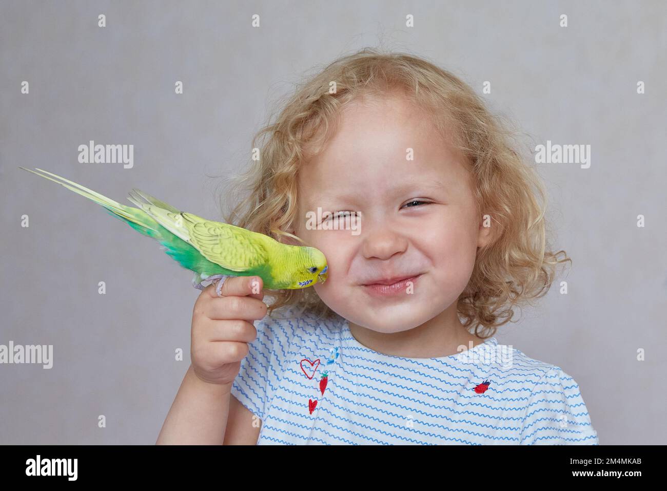 Petite fille bouclés à la maison. Gros plan Banque D'Images