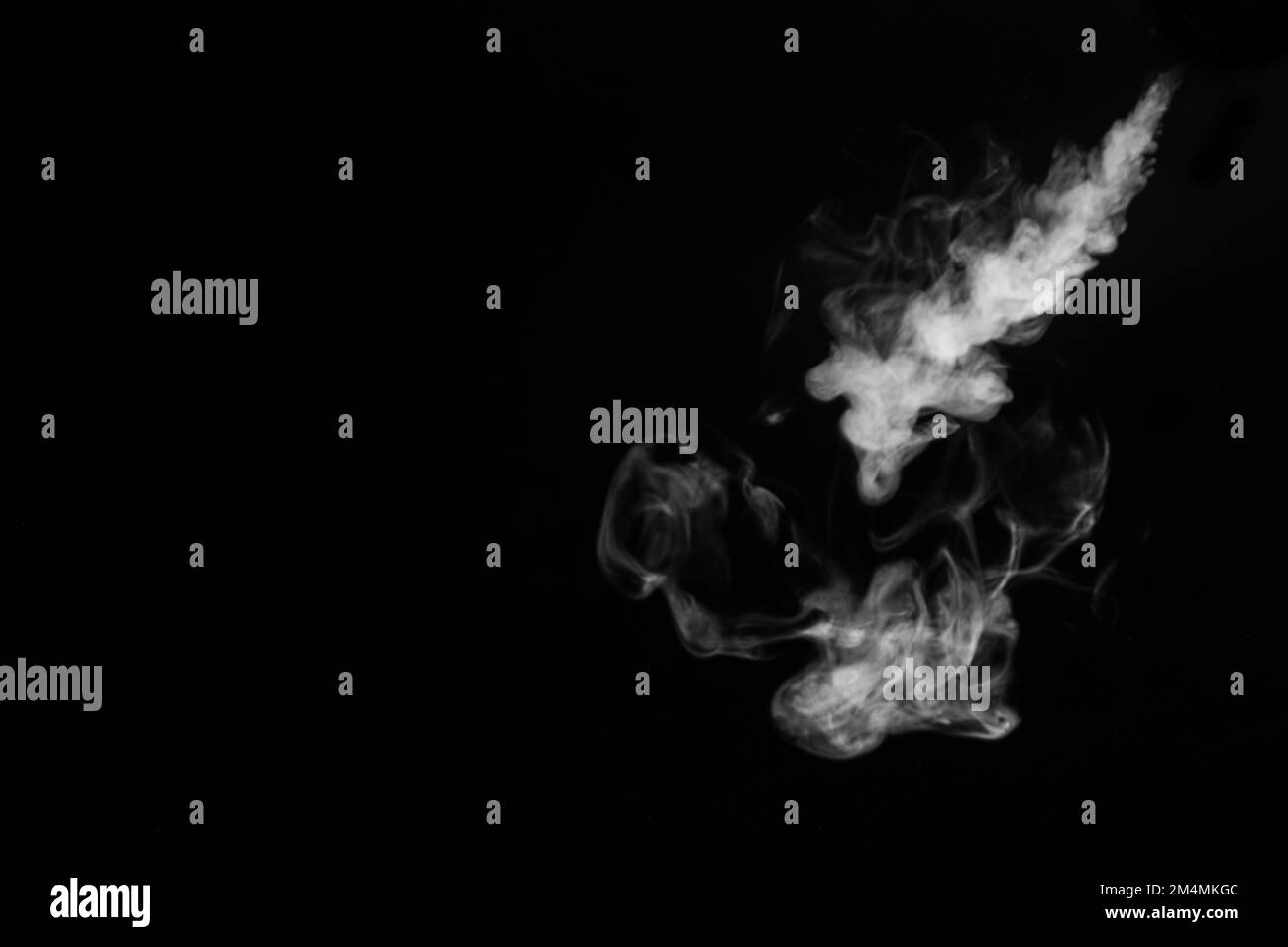 Curling blanc la vapeur de fumée dense qui vole vers le bas est isolée sur un fond noir pour superposer vos photos. Arrière-plan de vapeur. Elément de conception Banque D'Images