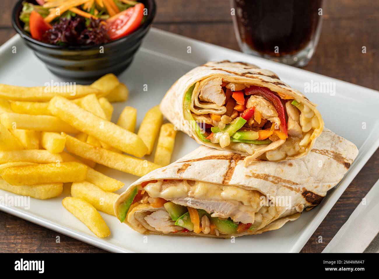 Enveloppement de poulet avec frites et salade Banque D'Images