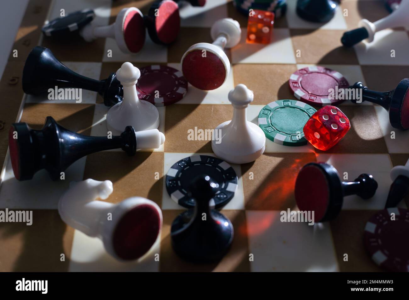 Manette de jeu, cartes avec les jetons sur la table. Banque D'Images