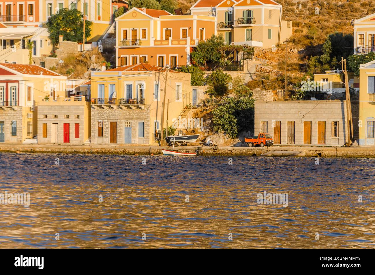Vue sur une côte de l'île de Simi, Grèce Banque D'Images