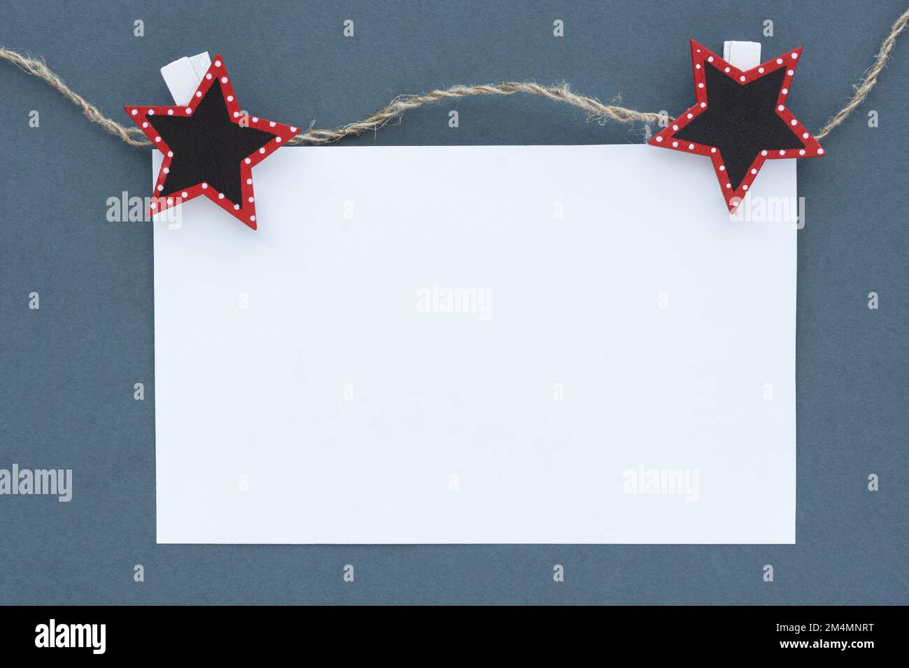 Maquette. Feuille blanche de bloc-notes sur fond gris. Une feuille sur des épingles à linge et une corde. Minimalisme conceptuel des affaires. Le concept de la publicité, Banque D'Images