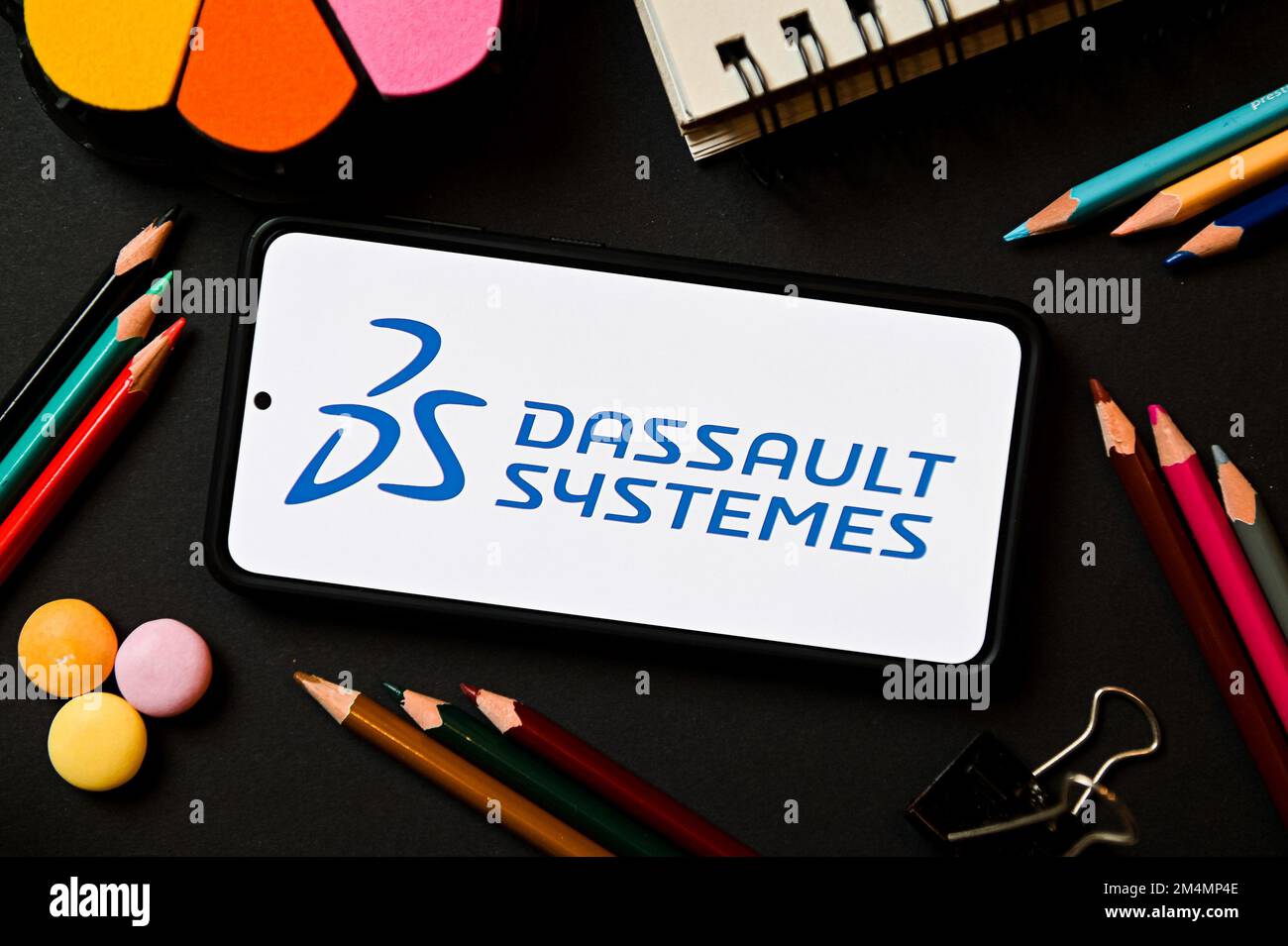 Pologne. 17th décembre 2022. Dans cette illustration, un logo Dassault Systemes apparaît sur un smartphone. (Credit image: © Mateusz Slodkowski/SOPA Images via ZUMA Press Wire) Banque D'Images