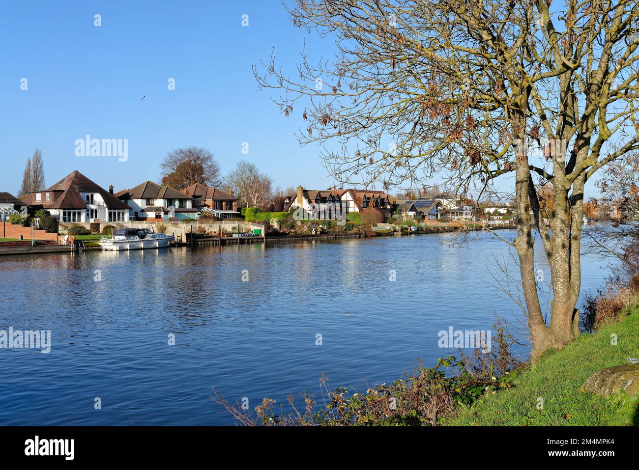 Staines sur la Tamise avec des maisons privées donnant sur la rivière lors d'un hiver ensoleillé Surrey Angleterre Royaume-Uni Banque D'Images