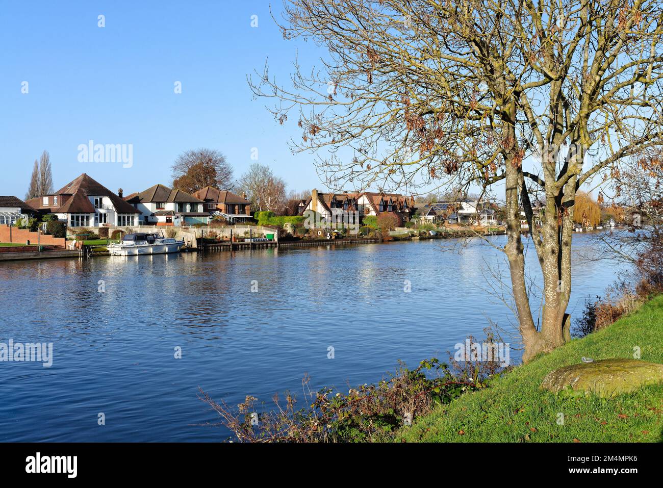 Staines sur la Tamise avec des maisons privées donnant sur la rivière lors d'un hiver ensoleillé Surrey Angleterre Royaume-Uni Banque D'Images