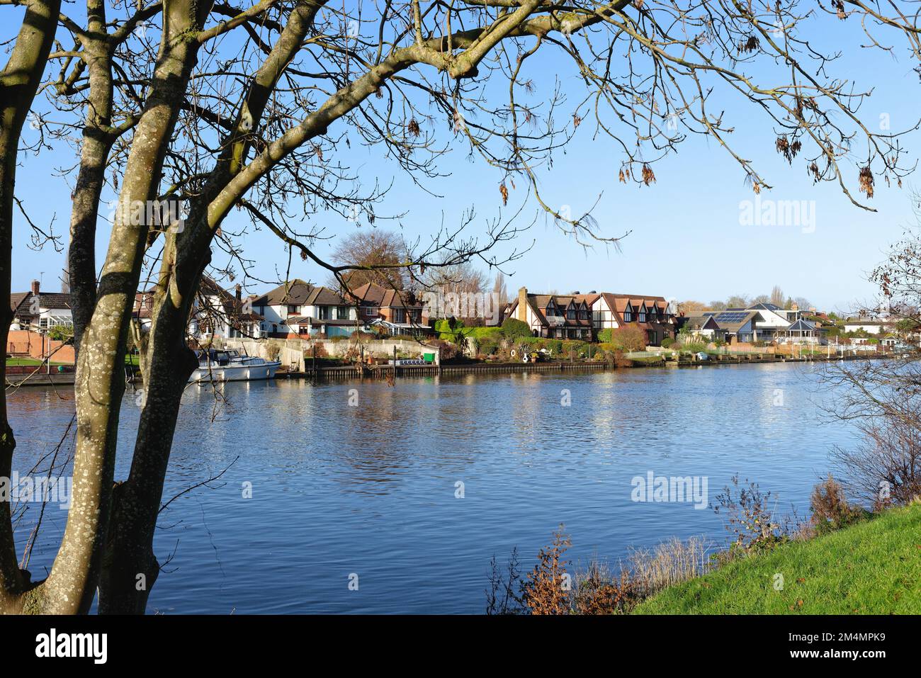Staines sur la Tamise avec des maisons privées donnant sur la rivière lors d'un hiver ensoleillé Surrey Angleterre Royaume-Uni Banque D'Images