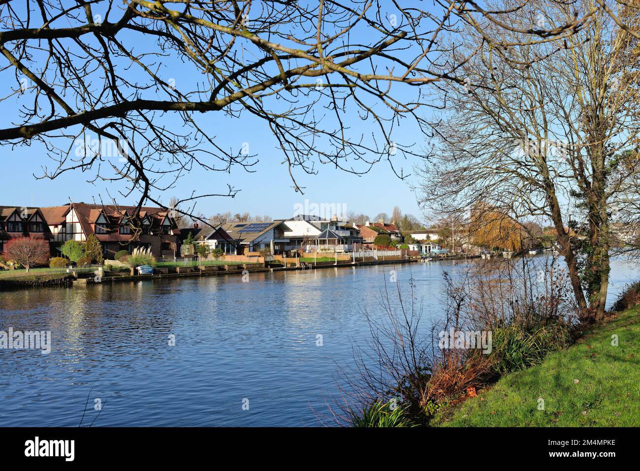 Staines sur la Tamise avec des maisons privées donnant sur la rivière lors d'un hiver ensoleillé Surrey Angleterre Royaume-Uni Banque D'Images