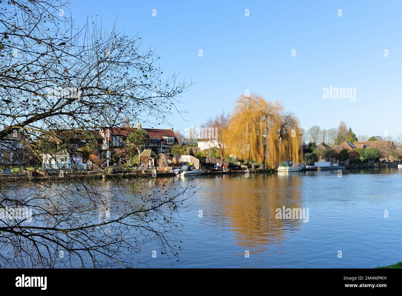 Staines sur la Tamise avec des maisons privées donnant sur la rivière lors d'un hiver ensoleillé Surrey Angleterre Royaume-Uni Banque D'Images
