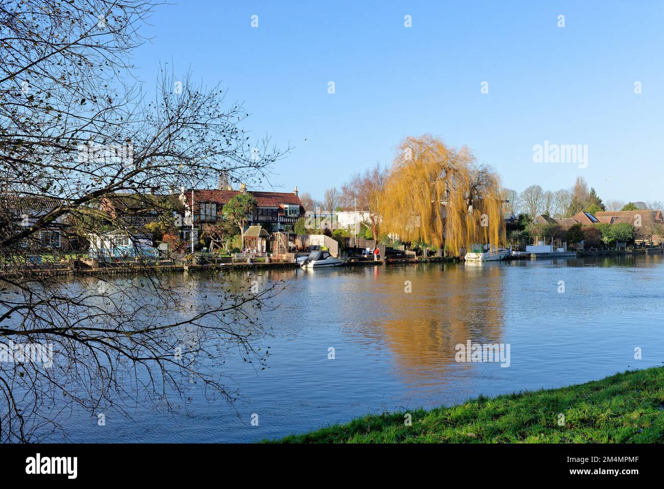 Staines sur la Tamise avec des maisons privées donnant sur la rivière lors d'un hiver ensoleillé Surrey Angleterre Royaume-Uni Banque D'Images