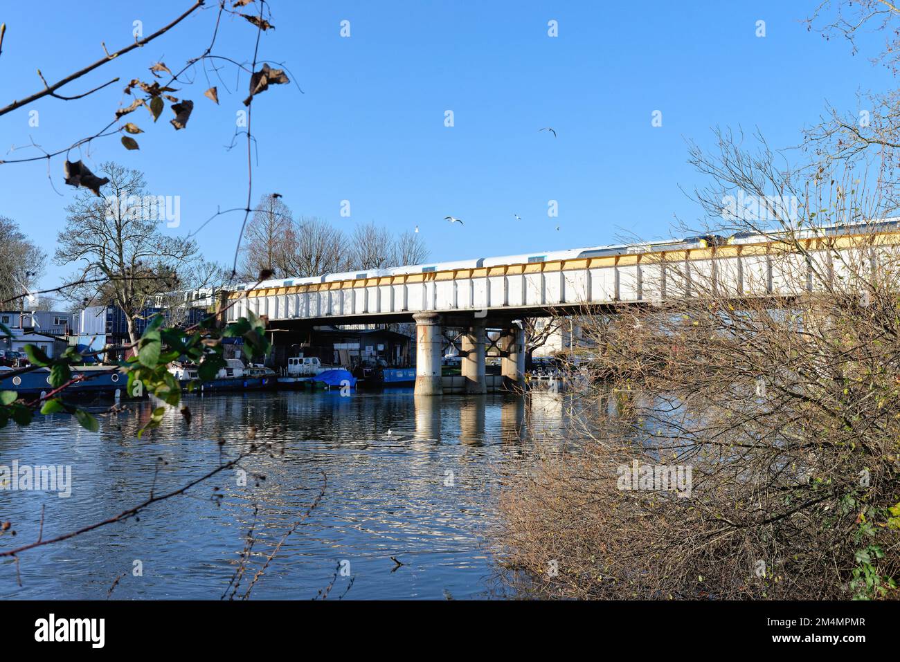 Le pont ferroviaire au-dessus de la Tamise à Staines, un jour d'hiver ensoleillé Surrey Angleterre Royaume-Uni Banque D'Images