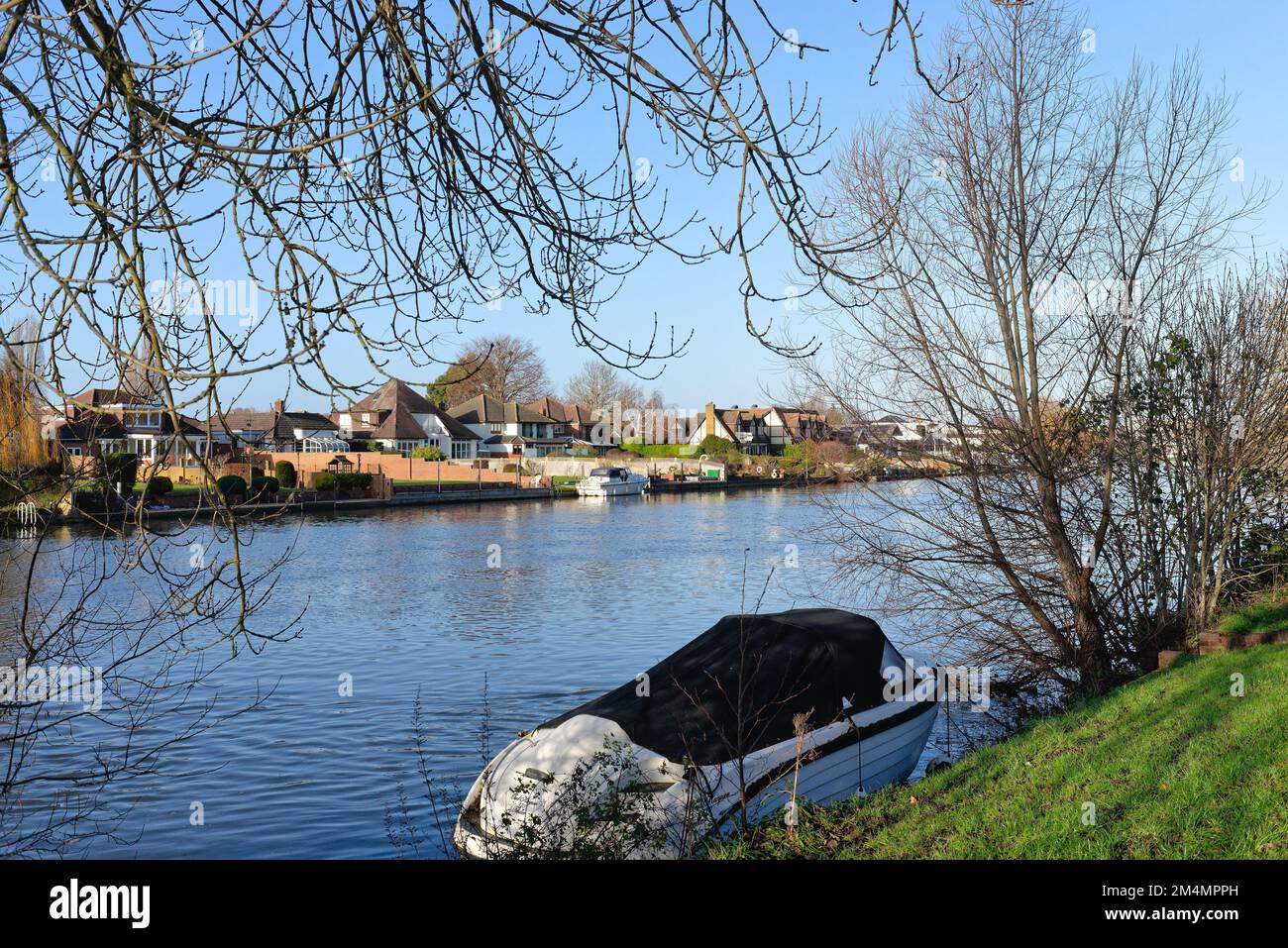 Staines sur la Tamise avec des maisons privées donnant sur la rivière lors d'un hiver ensoleillé Surrey Angleterre Royaume-Uni Banque D'Images
