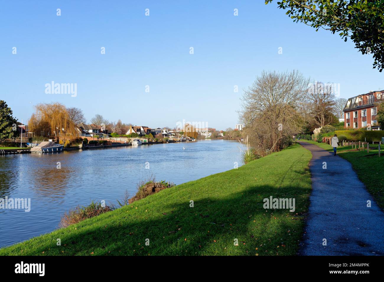 Staines sur la Tamise avec des maisons privées donnant sur la rivière lors d'un hiver ensoleillé Surrey Angleterre Royaume-Uni Banque D'Images