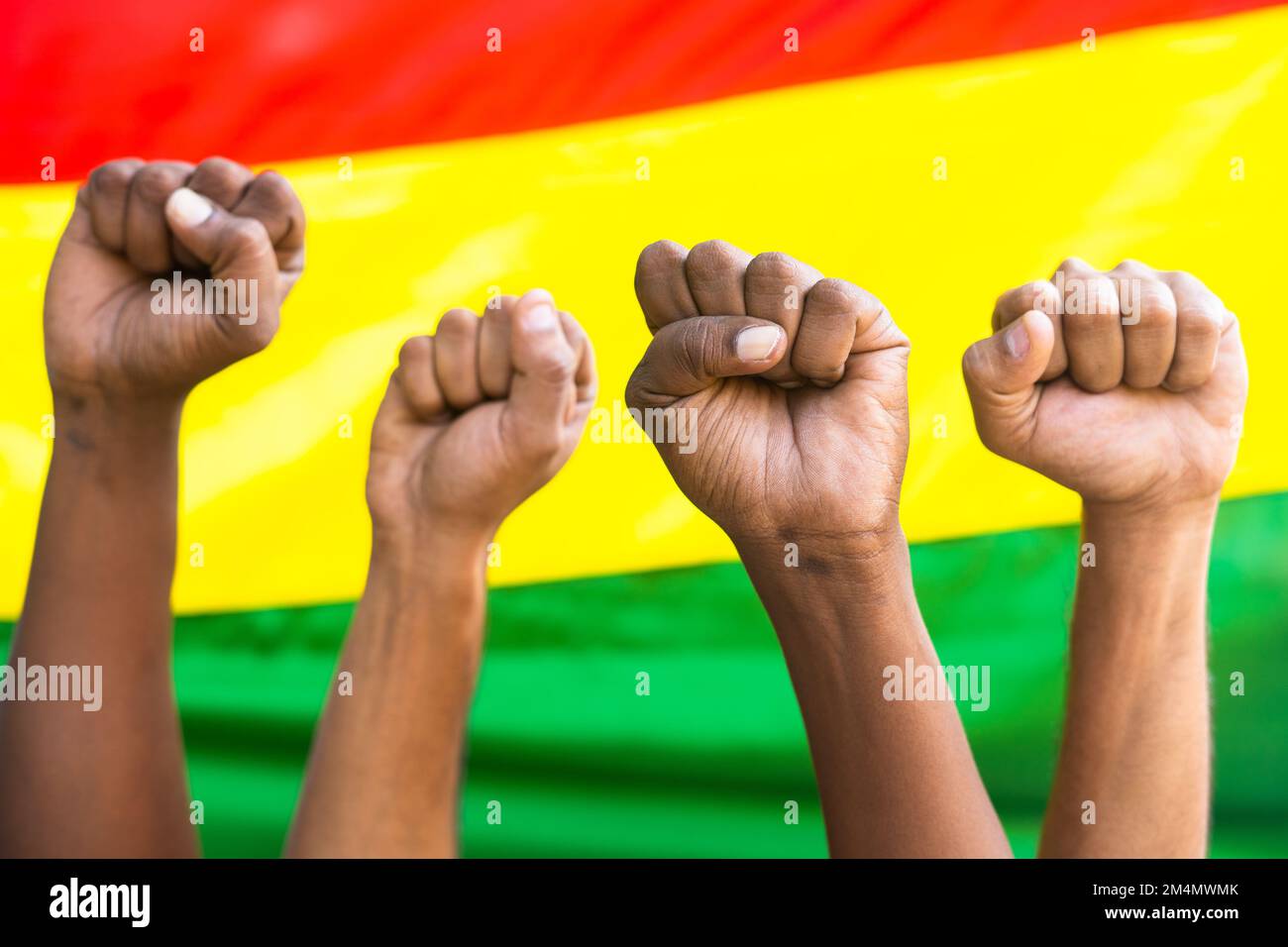 Concept d'unité dans la diversité ou l'égalité manifestée par le Groupe des mains de poing qui s'élèvent contre le drapeau de l'histoire noire Banque D'Images