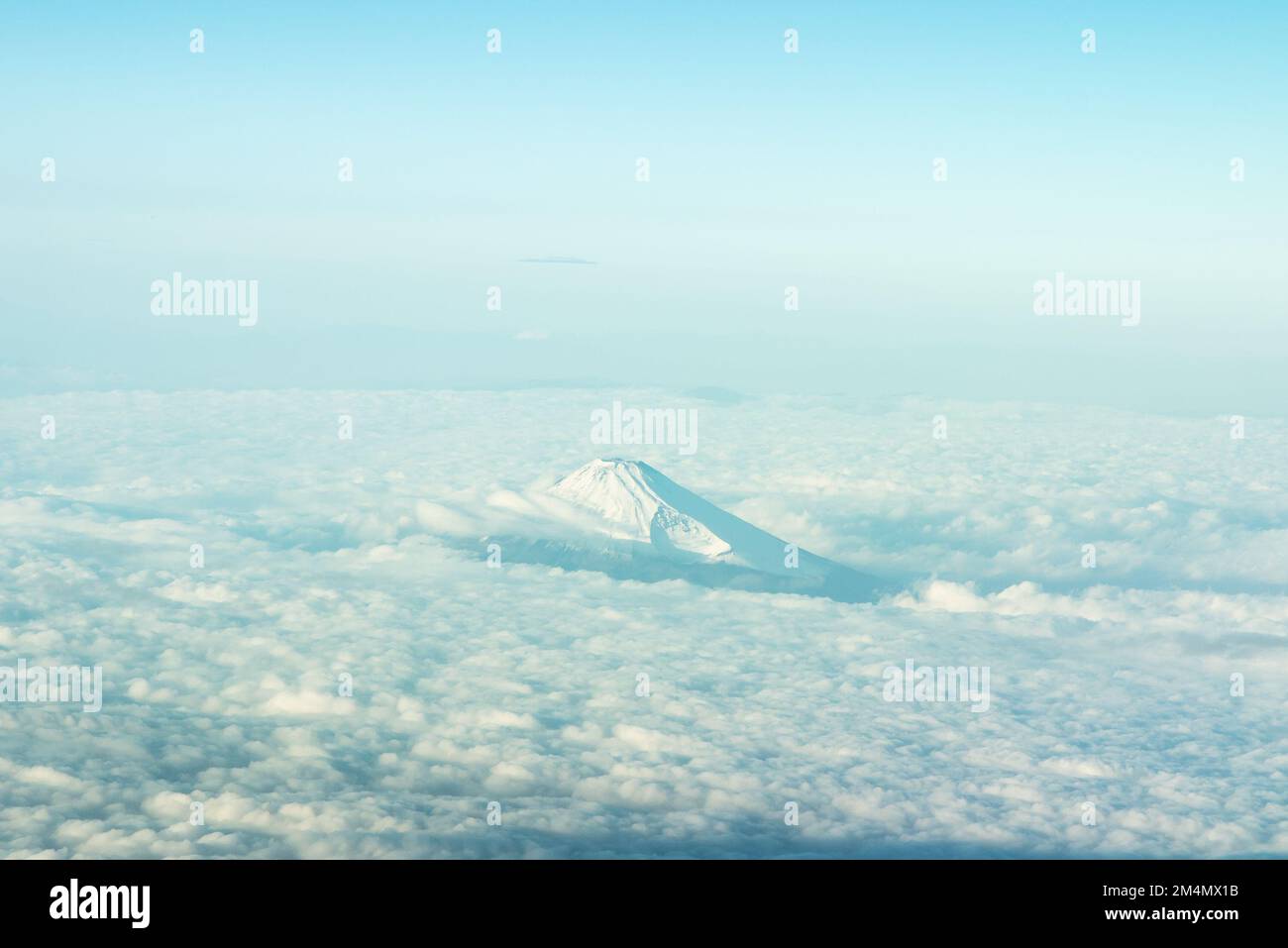 mont fuji au-dessus des nuages de l'avion Banque D'Images