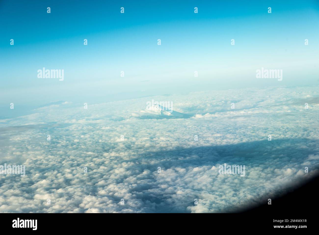 mont fuji au-dessus des nuages de l'avion Banque D'Images