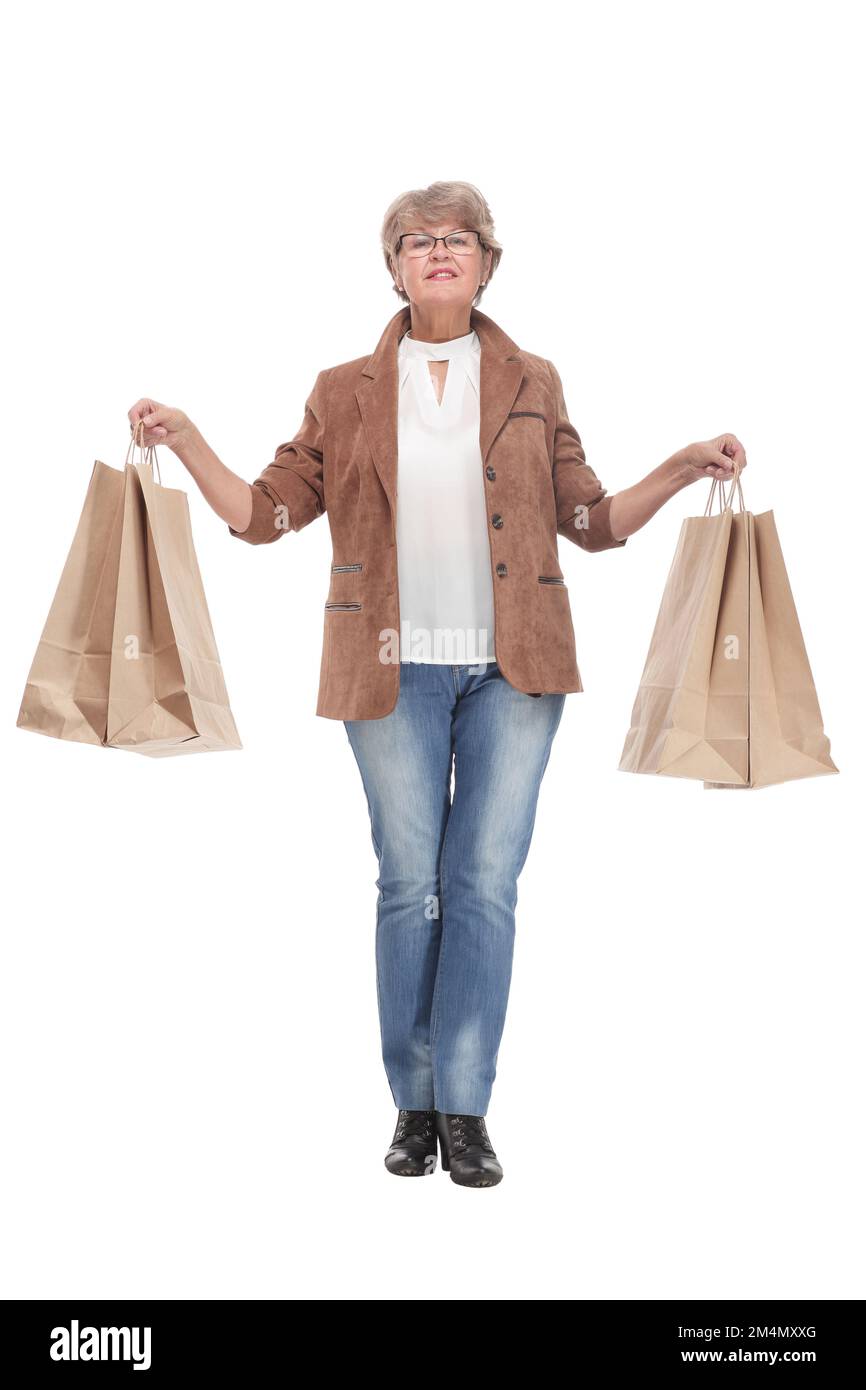 Bonne femme âgée avec des sacs de shopping sur fond blanc Banque D'Images
