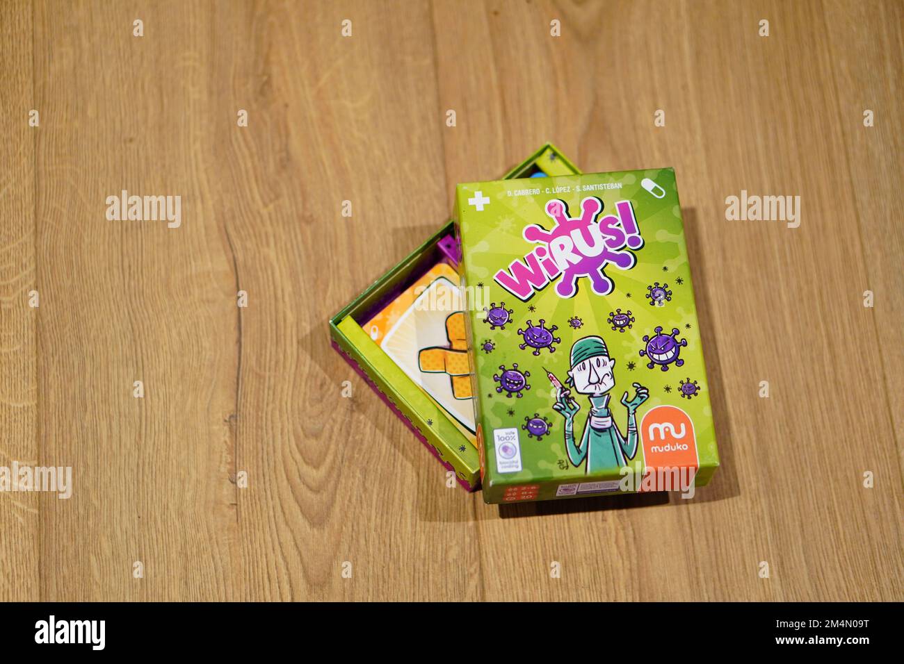 Une édition polonaise du jeu de cartes virus imprimé sous le nom de Wirus sur un plancher en bois Banque D'Images
