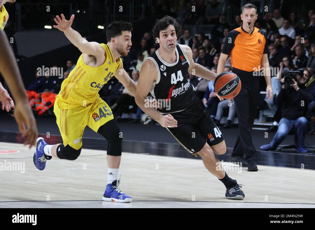 Milos Teodosic (Segafredo Virtus Bologna) contrecarré par Tamir Blatt
