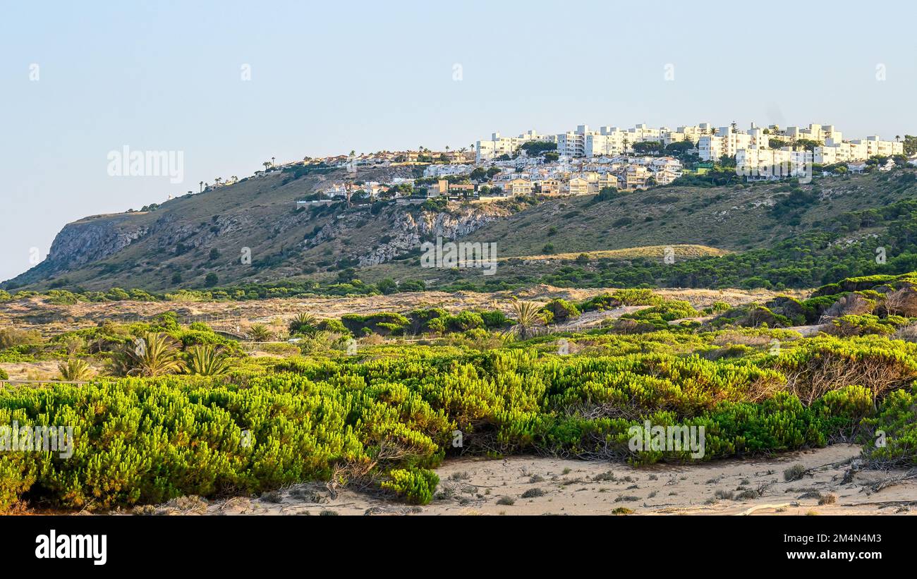 Une belle ville au sommet d'une colline. La scène est commune dans les zones rurales. Banque D'Images