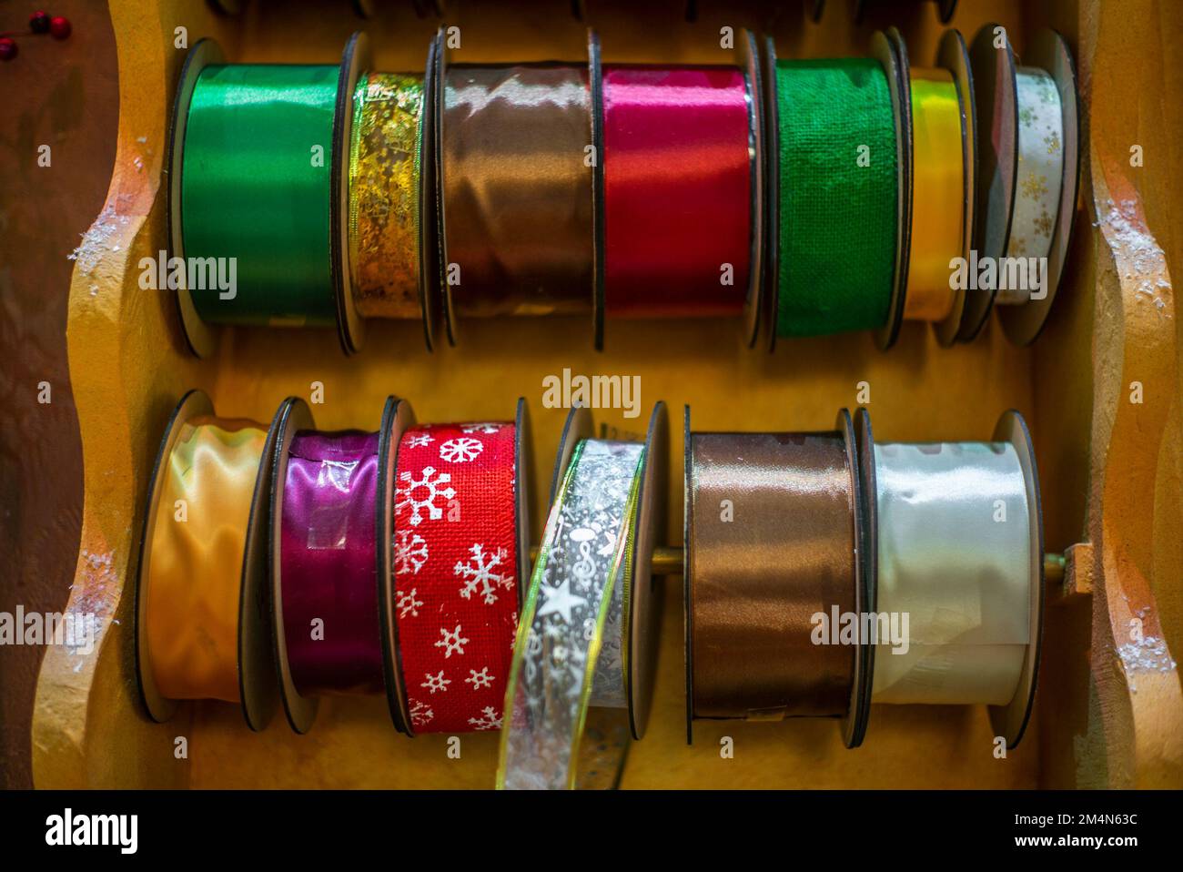 Rubans d'emballage-cadeau colorés et brillants de Noël Banque D'Images