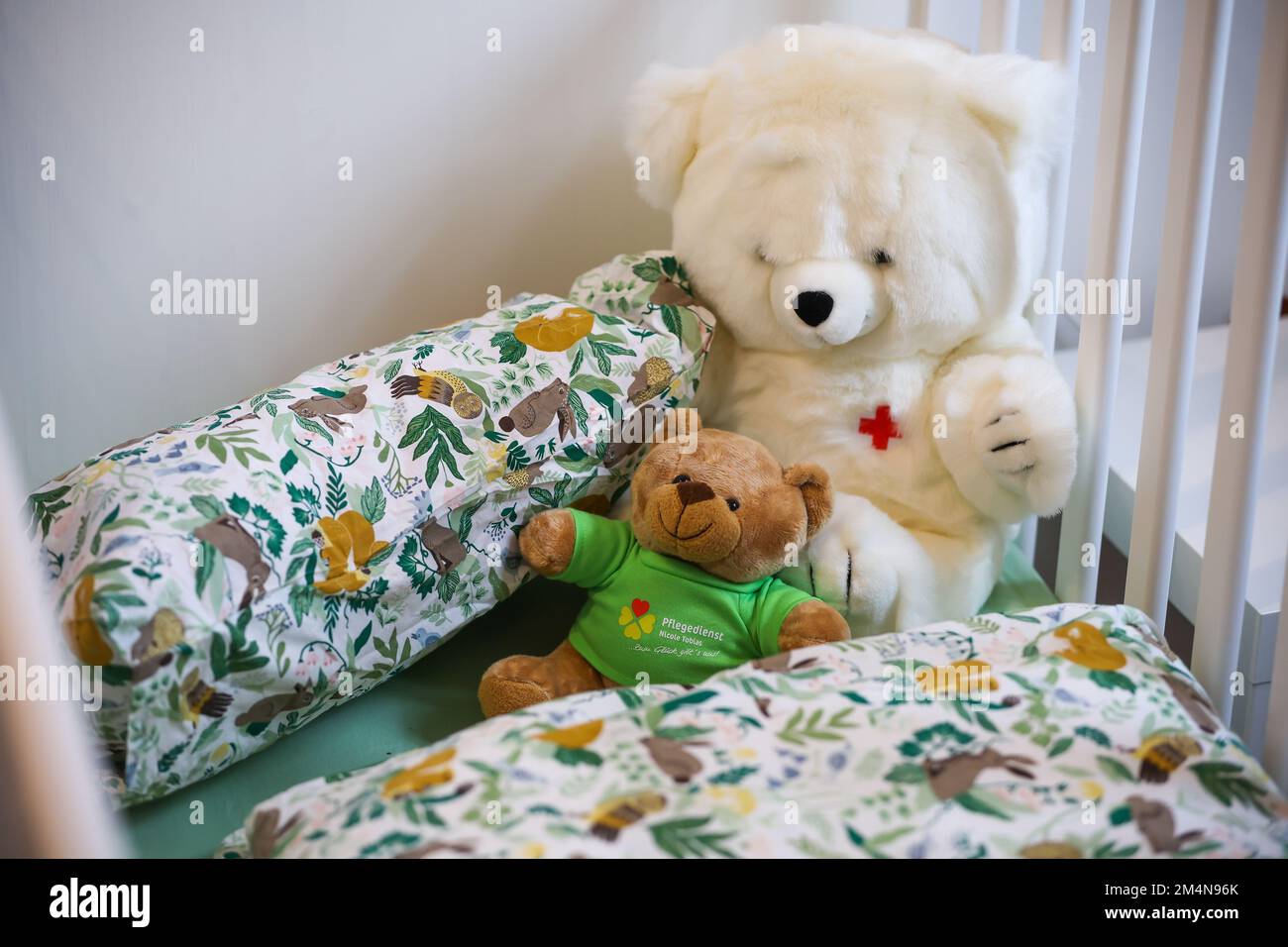 Chemnitz, Allemagne. 22nd décembre 2022. Deux ours en peluche attendent un  enfant ukrainien dans un lit dans un établissement de soins intensifs  pédiatriques. Le service de soins infirmiers de Chemnitz s'occupe de