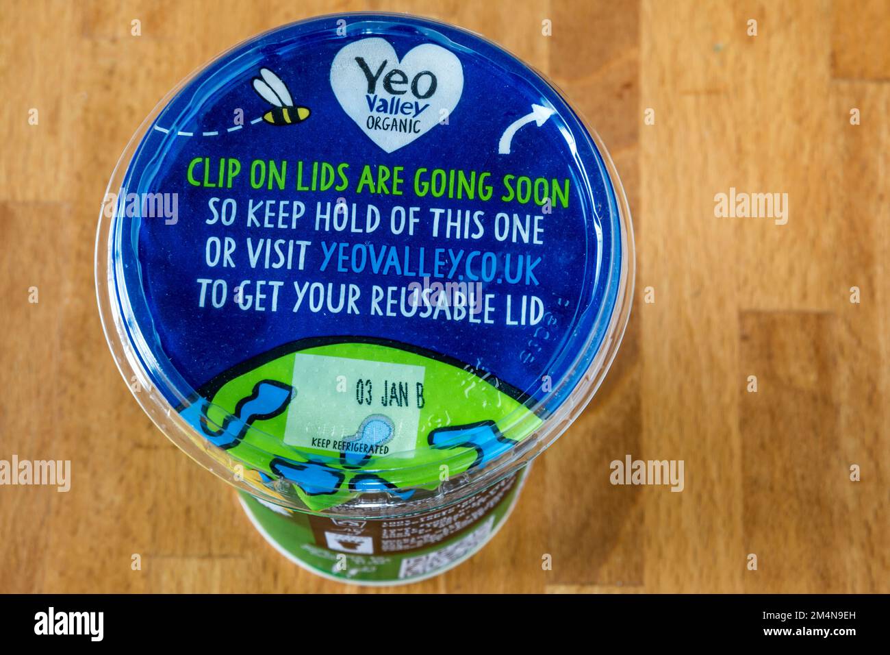 Yeo Valley doit cesser de fournir des couvercles en plastique sur leurs pots de yaourt afin de réduire l'utilisation de plastique. Banque D'Images