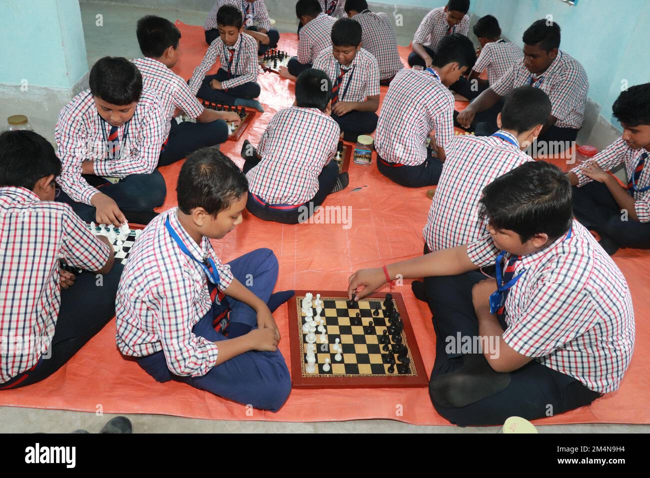 École Etudiant jouant aux échecs dans la salle de jeu de belles photos de stock Banque D'Images