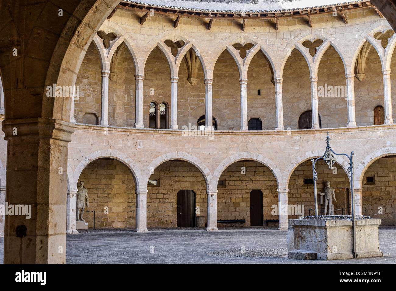 Palma, Espagne - 8 novembre 2022 : Castel de Bellver, château circulaire surplombant la ville de Palma, Majorque Banque D'Images