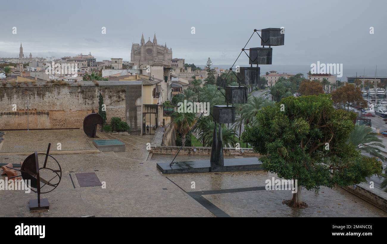 Palma de Majorque, Espagne - 10 novembre 2022 : vue sur la cathédrale de Palma depuis le toit du musée d'art contemporain Esbaluard Banque D'Images