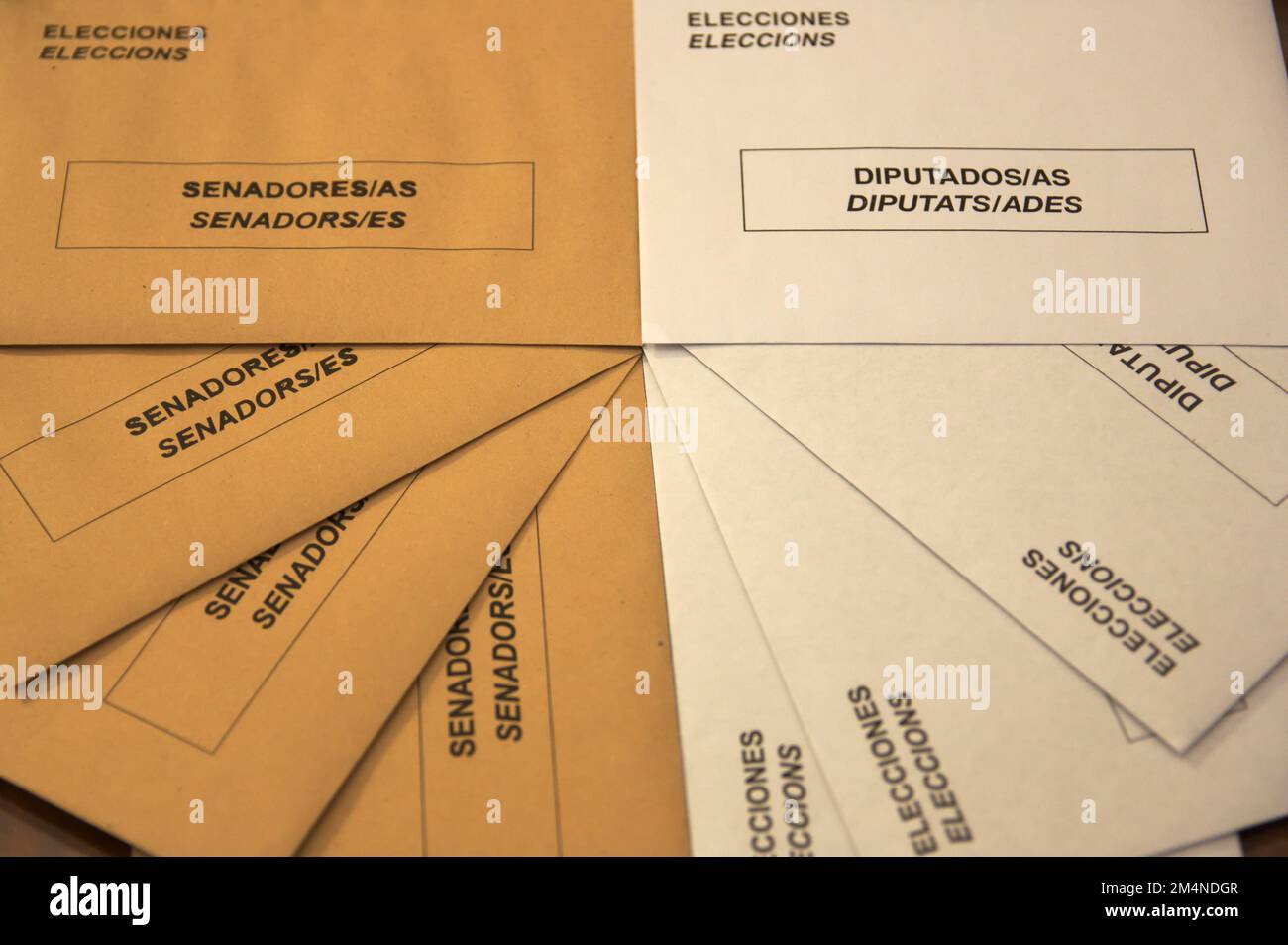 Enveloppe les élections générales en Espagne. Deux types d'enveloppes pour élire les représentants des citoyens espagnols au Congrès et au Sénat. Banque D'Images
