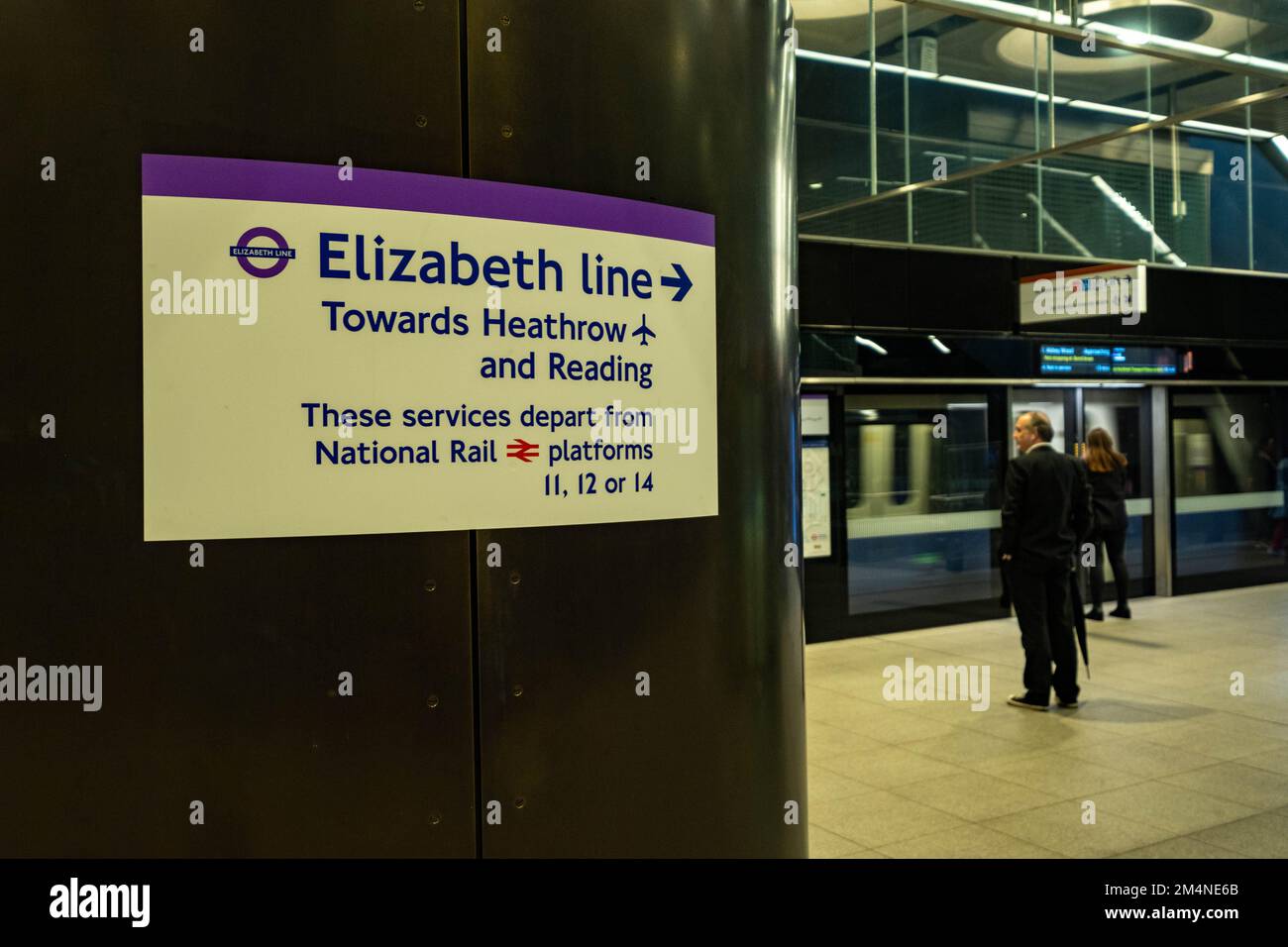 Londres - septembre 2022 : panneau Elizabeth Line à Canary Wharf, une station de métro moderne de Londres Banque D'Images