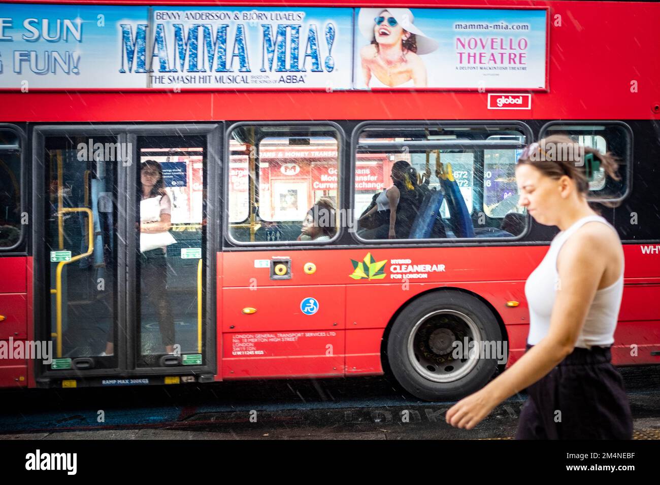 Londres - septembre 2022 : bus à impériale avec publicité Mamma Mia sur Tooting High Street Banque D'Images