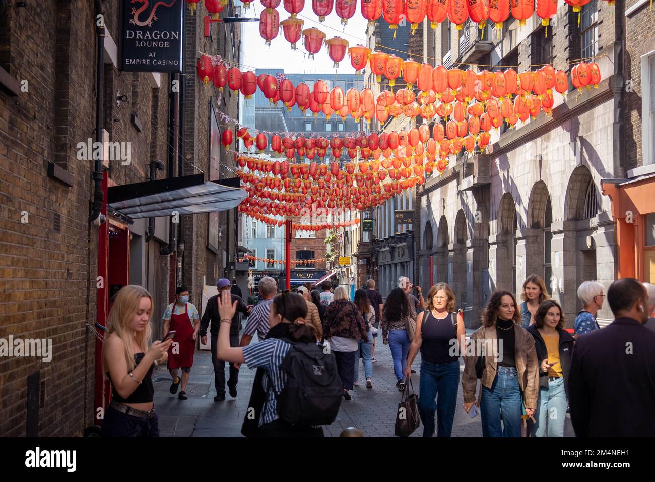 Londres - septembre 2022 : des foules dans le quartier de la ville chinoise de Soho, à Londres, dans l'extrémité ouest Banque D'Images