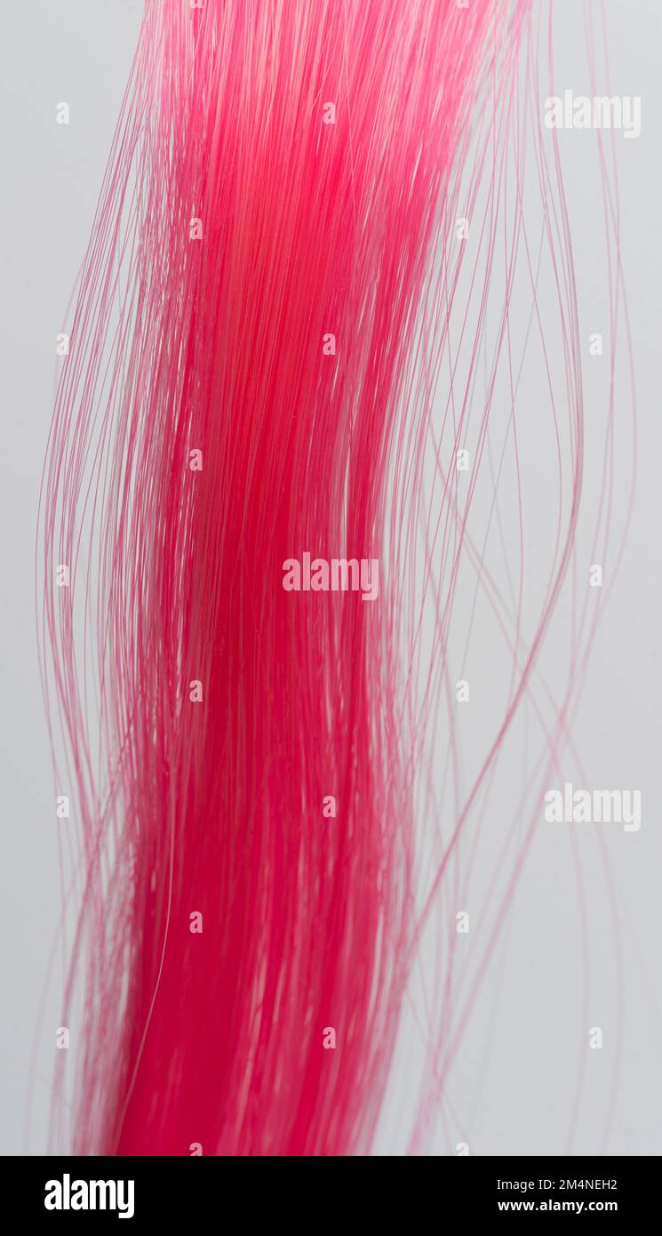 Torons de cheveux molletonnés roses isolés sur fond blanc de studio Banque D'Images