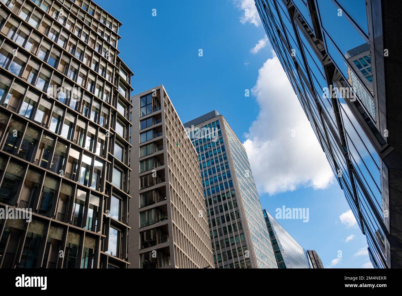 Londres - septembre 2022 : vue vers le haut des immeubles de bureaux de la rue Victoria à Westminster, Londres Banque D'Images
