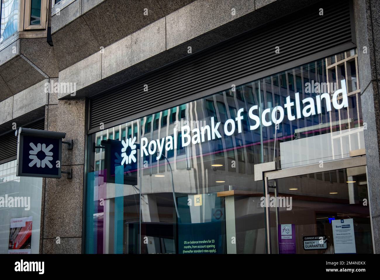 Londres - septembre 2022 : signalisation extérieure de la Royal Bank of Scotland. Une société britannique de portefeuille bancaire et d'assurance. Banque D'Images