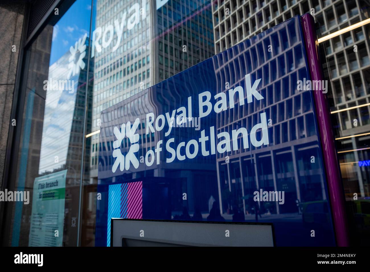 Londres - septembre 2022 : signalisation extérieure de la Royal Bank of Scotland. Une société britannique de portefeuille bancaire et d'assurance. Banque D'Images