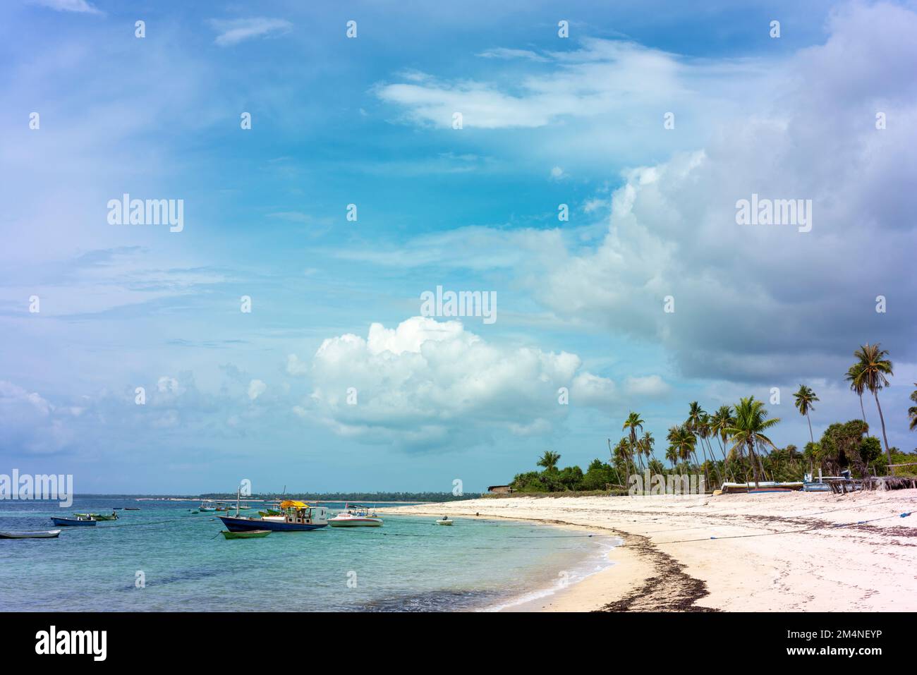 Nemberala plage avec des bateaux à leur amarrage. Banque D'Images