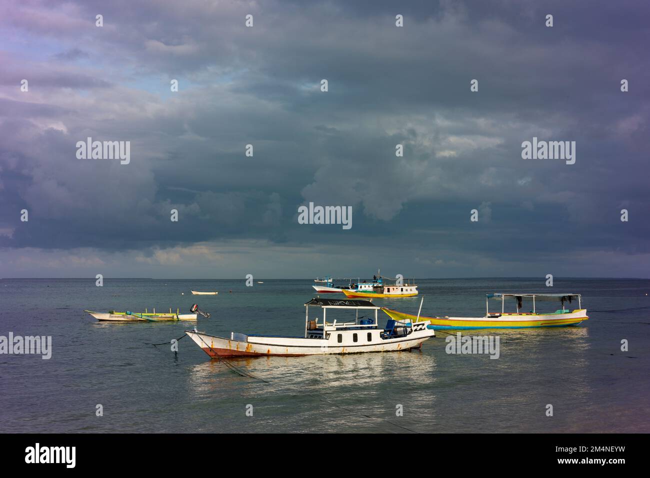 Bateaux traditionnels à leur amarrage avec des nuages de tempête. Banque D'Images