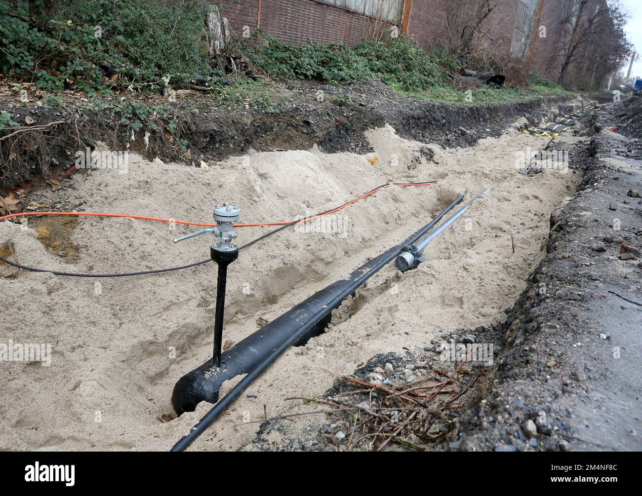 Duisburg, Allemagne. 22nd décembre 2022. La photo montre le pipeline d'hydrogène à ThyssenKrupp. Le pipeline a été construit par la société industrielle Air liquide. Elle transporte de l'hydrogène vert pour la production d'acier respectueux du climat. Une usine d'électrolyse de l'eau de 20 MW devrait être achevée à Oberhausen à l'automne 23, qui fournira de l'hydrogène renouvelable à l'aciérie par le pipeline sur la base de l'électricité verte. Crédit : Roland Weihrauch/dpa/Alay Live News Banque D'Images