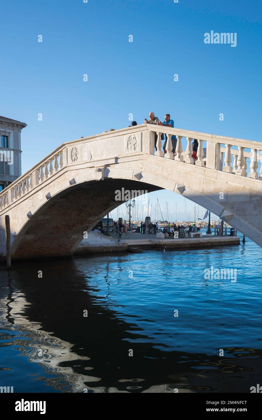 Pont de Chioggia, vue sur le Ponte di Vigo - un pont historique datant de 14th ans, conçu dans le style vénitien, qui s'étend sur le canal Vena à Chioggia, en Italie Banque D'Images