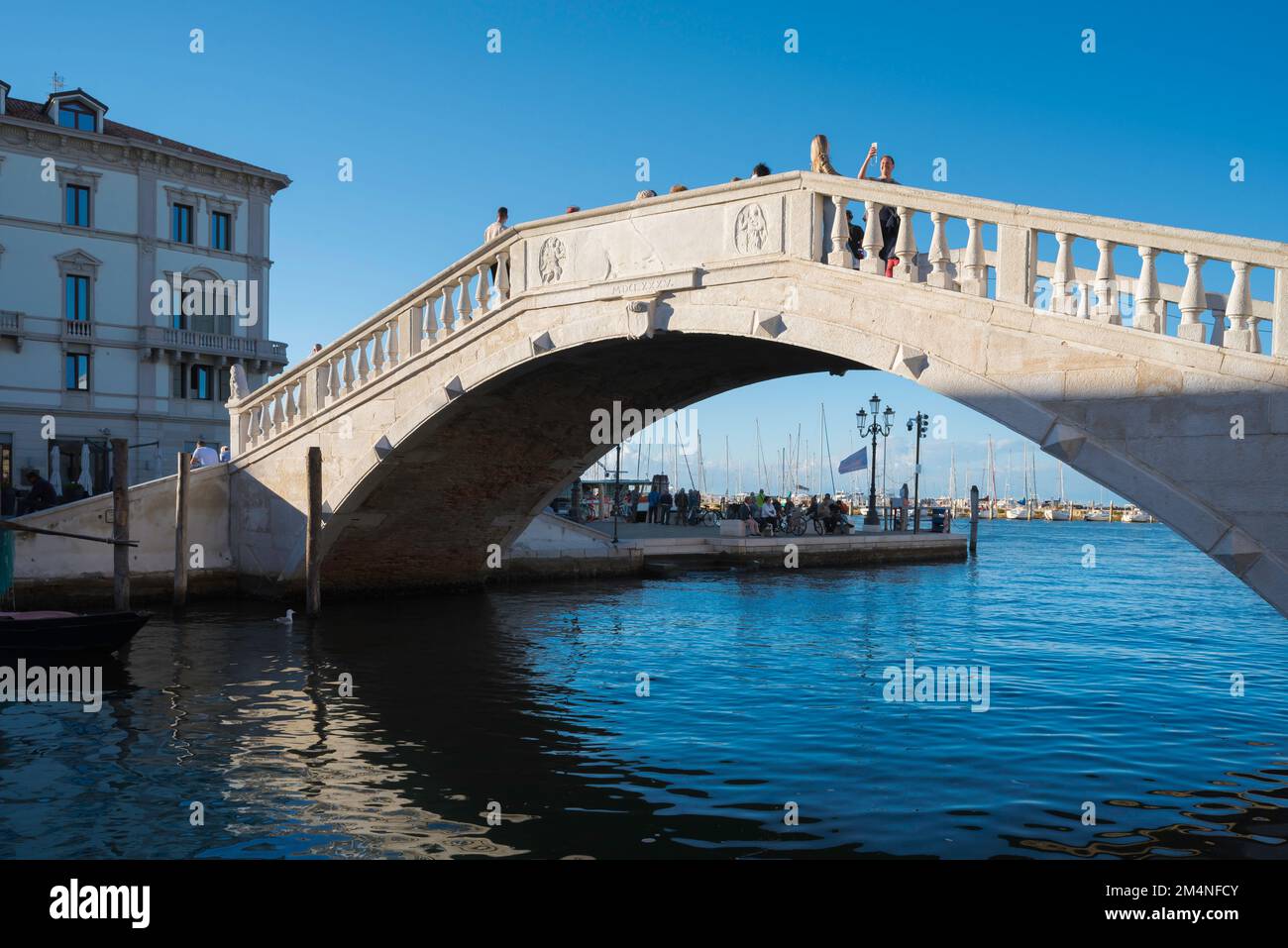 Pont de Chioggia, vue sur le Ponte di Vigo - un pont historique datant de 14th ans, conçu dans le style vénitien, qui s'étend sur le canal Vena à Chioggia, en Italie Banque D'Images