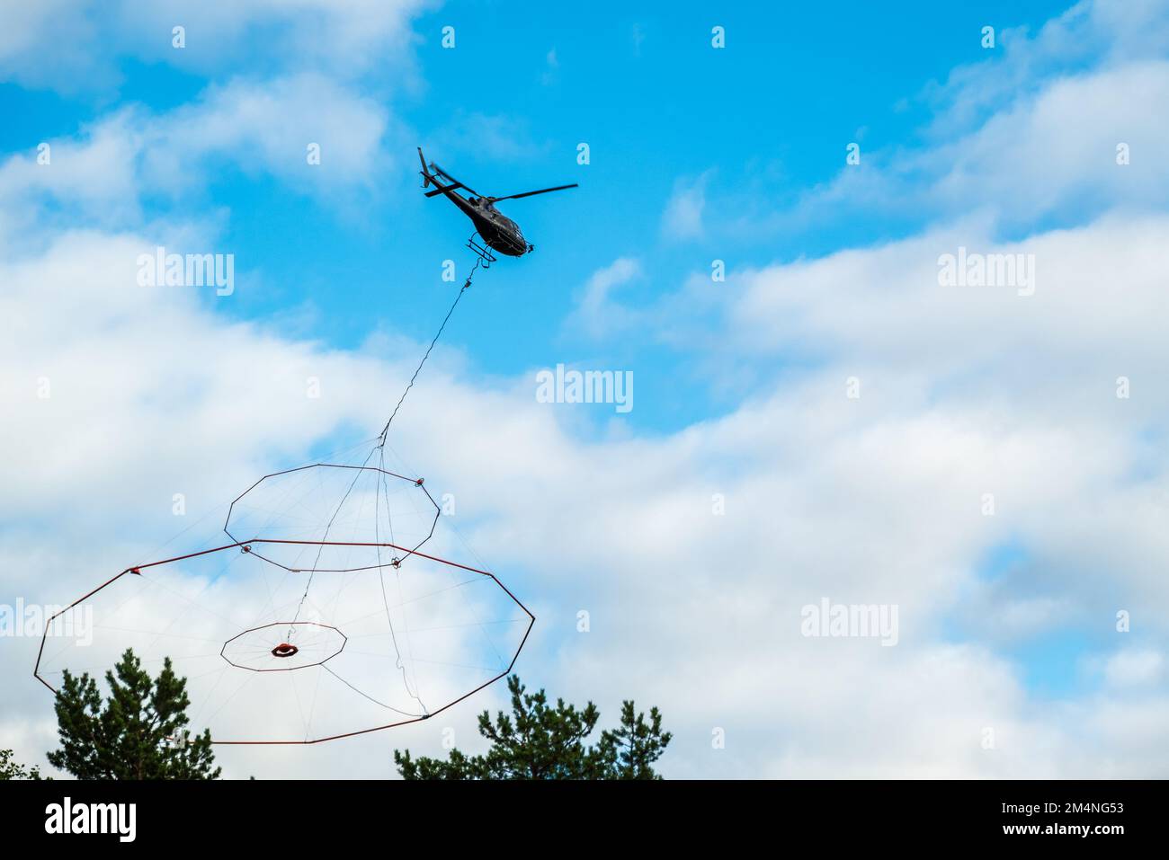 Hélicoptère avec un instrument spécial recherche des minéraux de l'air, photo de Vasternorrland Suède. Banque D'Images