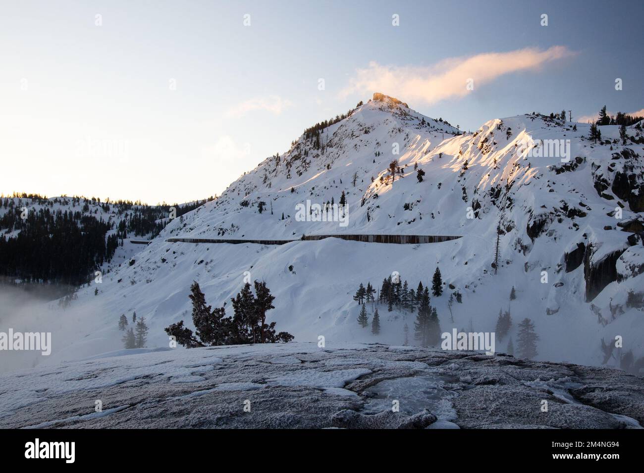 Le matin, une lueur alpine illumine le sommet du col donner un matin d'hiver, l'un des seuls passages majeurs à travers les montagnes de la Sierra Nevada, en Californie Banque D'Images