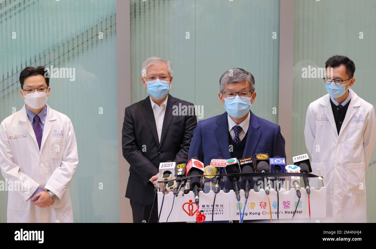 (De gauche à droite) Dr Robin Chen Hay-son, consultant, pédiatrie et médecine des adolescents, Hôpital pour enfants de Hong Kong ; Dr Lee TSZ-leung, directeur général de l'Hôpital pour enfants de Hong Kong ; Dr Simon Tang Yiu-hang, directeur (Services de grappes), Autorité hospitalière et Dr Nicholson Yam, conseiller en charge, chirurgie cardiothoracique, Hôpital pour enfants de Hong Kong, Tenir un presser sur une fille de quatre mois, Cleo Lai TSZ-hei souffrant d'insuffisance cardiaque a subi une greffe à Hong Kong avec un organe donné de la Chine continentale dans la première procédure de ce type à Hong Kong. 17DEC22 SCMP / Jell Banque D'Images